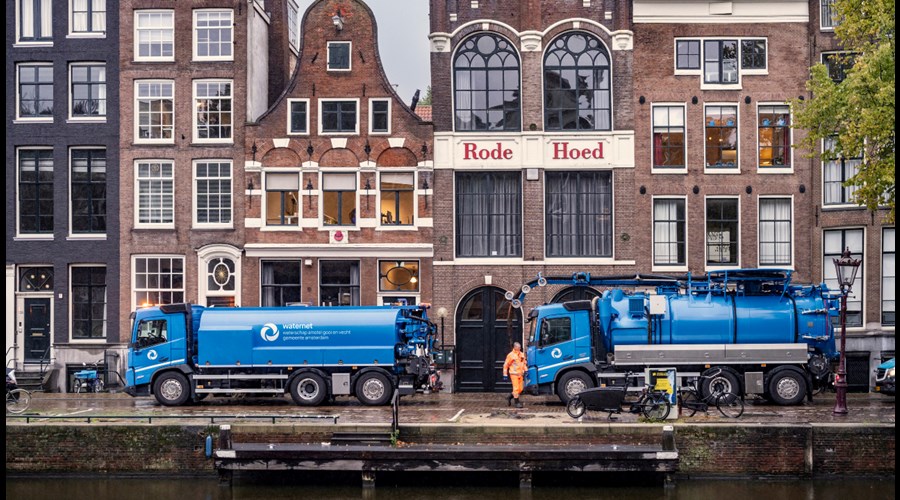twee-waternet-wagens-midden-in-amsterdam